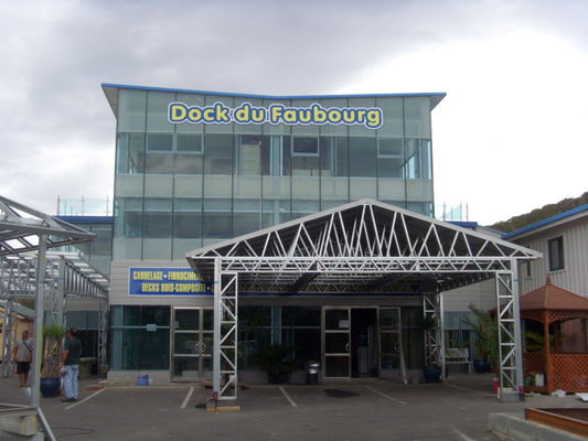 प्रीफैब लाइट गेज स्टील फायरप्रूफ मेटल कार शेड कैंप ग्रे प्रीफैब फोल्ड कारपोर्ट