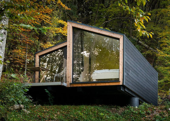 इस्पात फ्रेम प्रीफैब मॉड्यूलर घर एल्यूमीनियम स्लाइडिंग दरवाजे उच्च प्रदर्शन छोटे उत्तम कनेक्टेड घर